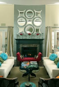 Small living room with colorful walls Small living room with colorful walls